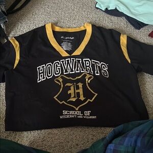 Warner Bros Black and Gold Hogwarts Short Sleeve Tee